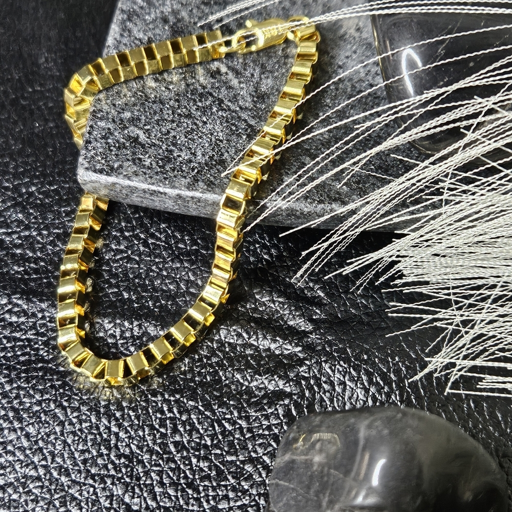 18k Gold Box Chain Bracelet - Picture 5 of 7